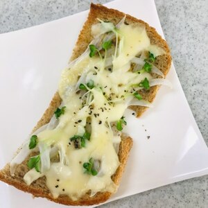ブロッコリースプラウトと玉ねぎのチーズトースト